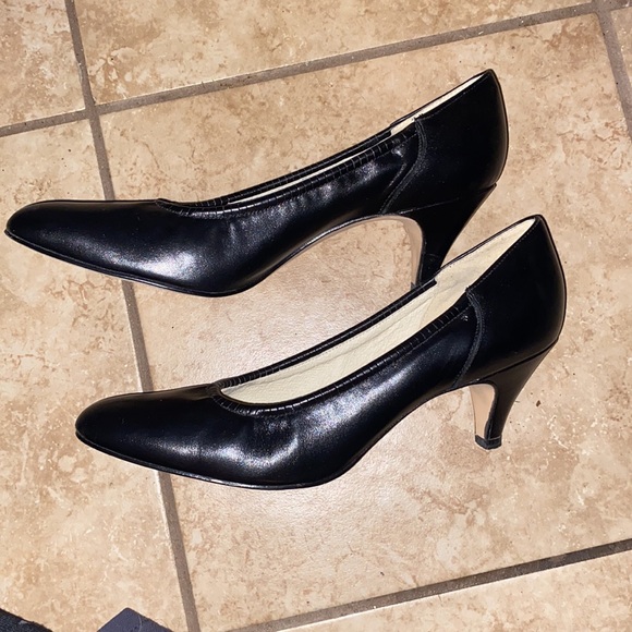Naturalizer Leather Pumps - Picture 2 of 5